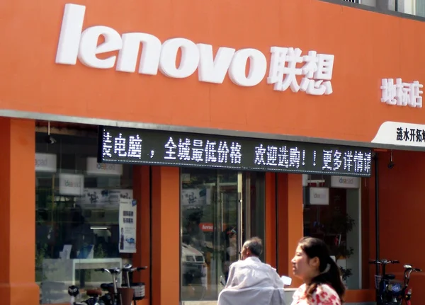 Jalankulkijat Kävelevät Lenovon Myymälän Ohi Huaian Kaupungissa East Chinas Jiangsun — kuvapankkivalokuva