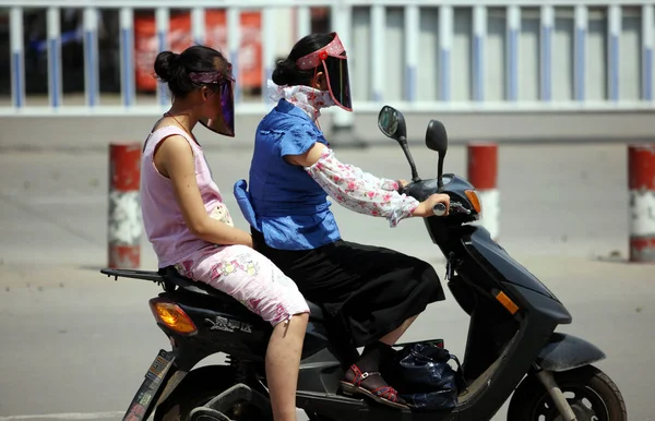 Ciclistas Protegiéndose Cara Con Gorras Sol Abrasador Montar Una Bicicleta — Foto de Stock