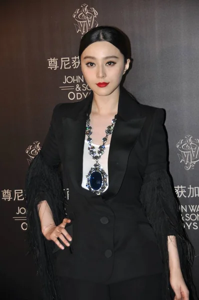 Κινέζα Ηθοποιός Ανεμιστήρα Bingbing Θέτει Στο Κόκκινο Χαλί Όπως Αυτή — Φωτογραφία Αρχείου