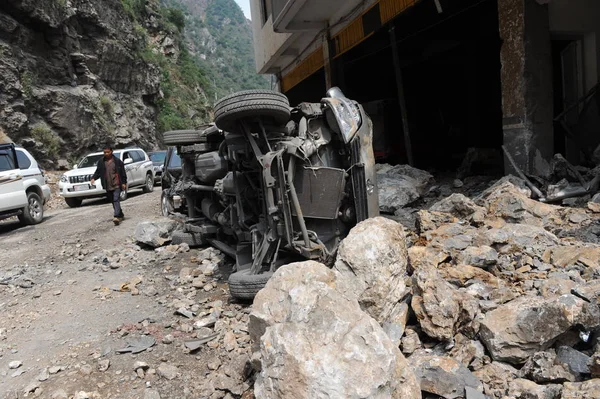 Chinese Man Walks Vehicle Crushed Rocks Landslides Caused Magnitude Earthquake — Stock Photo, Image
