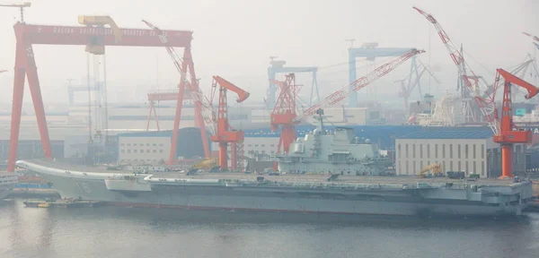 Den Kinesiska Hangarfartyget Varyag Avbildas Hamn Dalian City Nordöstra Chinas — Stockfoto