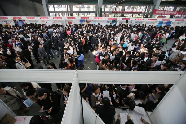 Estudantes Chineses Lotam Barracas Durante Uma Feira Emprego Xangai China — Fotografia de Stock