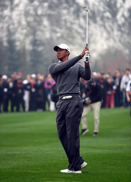 Tiger Woods Stanach Gwarantowanej Trafienia Strzał Jak Konkuruje Rory Mcilroy — Zdjęcie stockowe