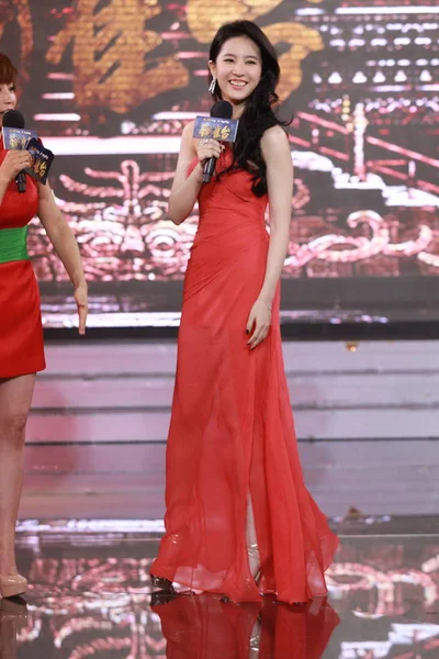 2012年9月25日 中国女演员刘晶晶出席在中国北京举行的 电影首映式时摆姿势 — 图库照片