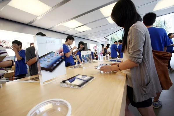 Los Clientes Prueban Nuevas Tabletas Ipad Apple Store Shanghái China — Foto de Stock