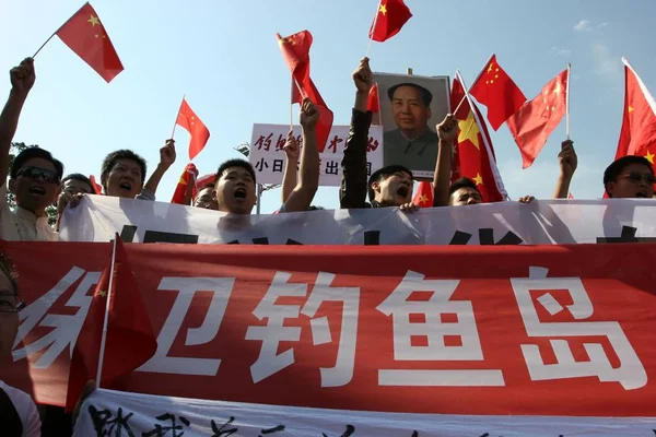 Des Manifestants Chinois Agitent Des Drapeaux Nationaux Chinois Brandissent Des — Photo