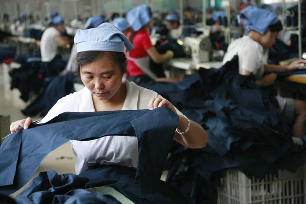 Trabajadores Chinos Organizan Ropa Una Fábrica Ropa Ciudad Huaibei Provincia —  Fotos de Stock