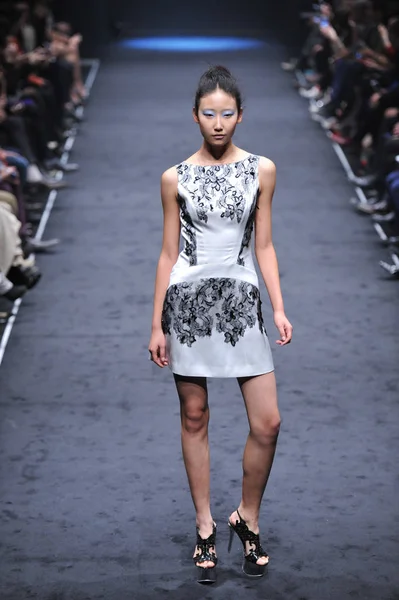 モデルは ファッションウィーク期間中に メルセデス ベンツ中国 2013年春夏北京 2012 日彼のファッションショーでデザイナー王 Peiyi によって新しい創造を表示します — ストック写真