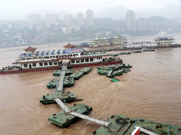 Los Puentes Pontones Son Arrastrados Por Las Inundaciones Del Río — Foto de Stock