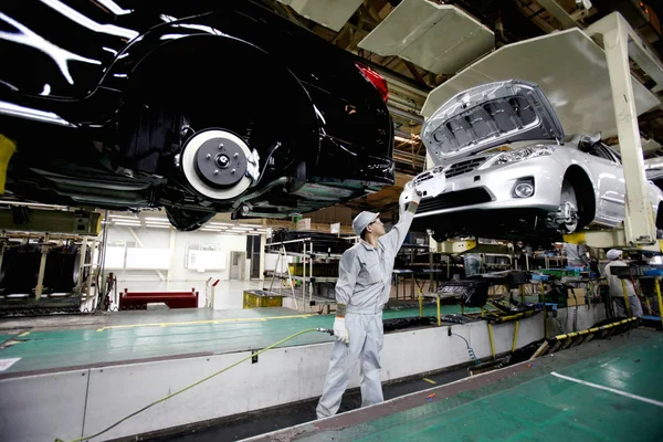 Китайские Рабочие Собирают Автомобили Toyota Сборочной Линии Автозаводе Toyota Тяньцзине — стоковое фото