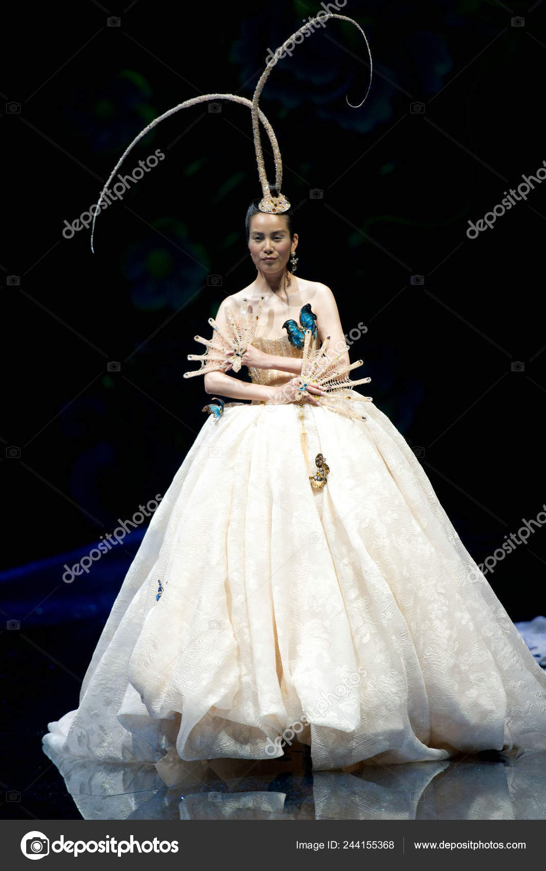 Guo Pei Dress Fall 2018 Model Presents Creation Designer Guo Pei