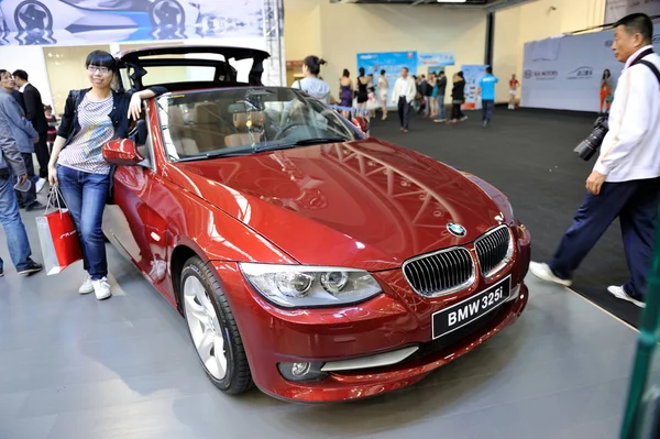 Bezoekers Kijken Naar Een Bmw 325I Tijdens Een Auto Show — Stockfoto