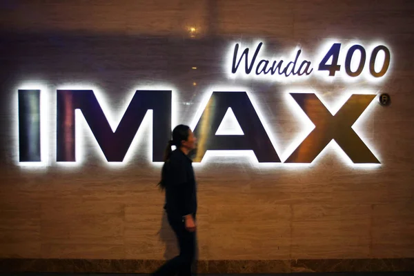 Женщина Проходит Мимо Знака Ванда 400 Imax Кинотеатре Ванда Шанхае — стоковое фото