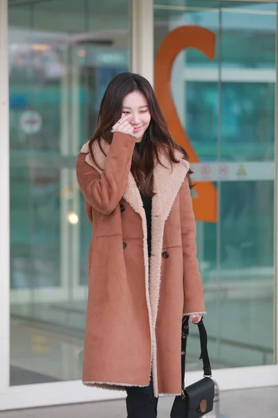 韓国の歌手 女優キム 彼女の舞台名女の子の日が出発ソウル 南朝鮮の 2018 日の前に仁川国際空港に到着した韓国のガール グループの由良で知られて — ストック写真