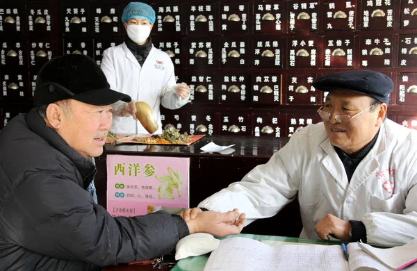 File Läkare Ses Pulsen För Gammal Man Traditionell Kinesisk Medicin — Stockfoto