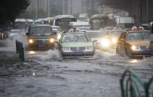Οχήματα Ταξιδεύουν Πλημμυρισμένο Δρόμο Βαριά Βροχή Που Προκαλείται Από Τον — Φωτογραφία Αρχείου