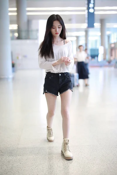 中国歌手兼女演员朱景义于2018年6月22日出发前抵达上海虹桥国际机场 — 图库照片