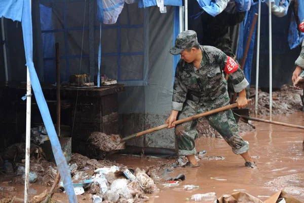 Soldado Chino Limpia Lodo Basura Patio Del Hospital Los Pueblos —  Fotos de Stock