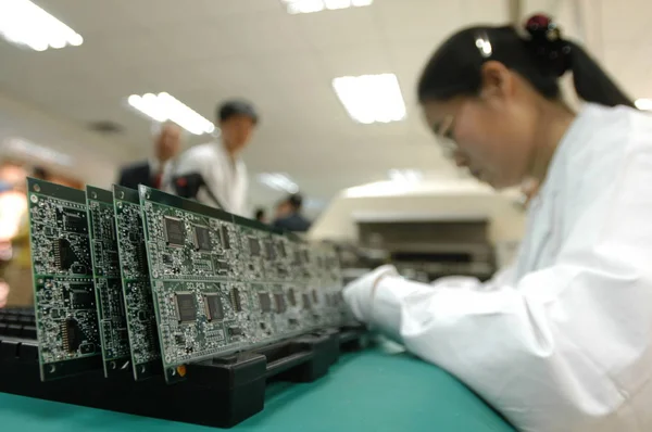 集積回路基板は 清華大学 2004年7月15日にフレックストロニクスインターナショナル株式会社のラボでテストされています — ストック写真