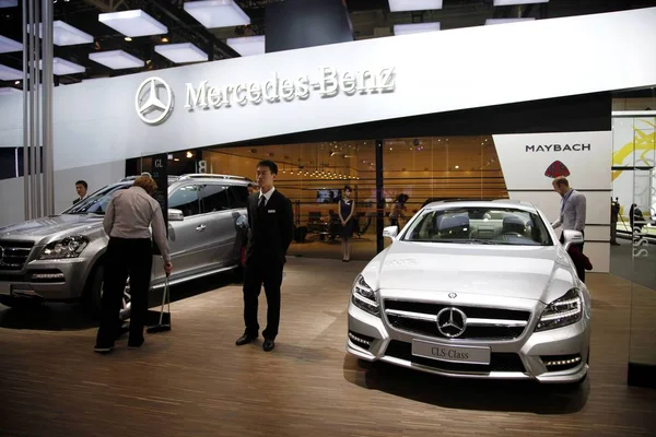 Visitors Seen Stand Mercedes Benz Auto Show Beijing China April — Stock Photo, Image