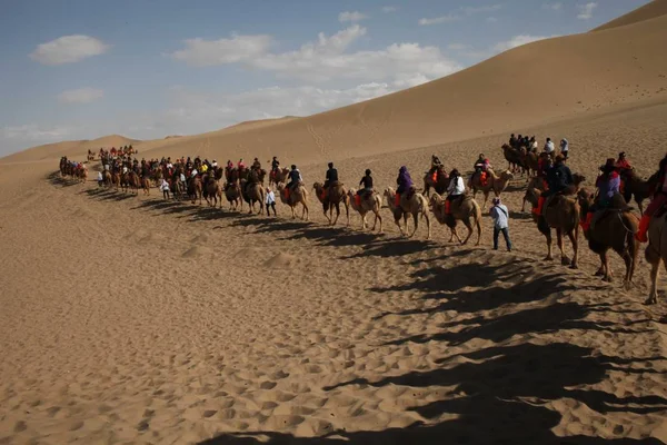 Toeristen Rijden Kamelen Woestijn Crescent Moon Lake Yueyaquan Unieke Plek — Stockfoto