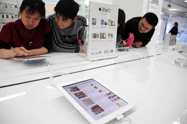 Chinese Customers Try Out Apple Ipad Tablet Pcs Apple Authorized — Stock Photo, Image