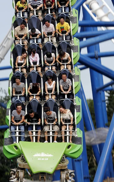 Tourists Ride Bullet Coaster Happy Valley Shenzhen City South Chinas — Stock Photo, Image