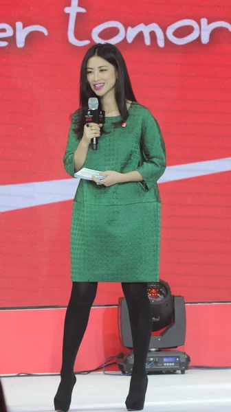 2012年10月29日 可口可乐在中国上海举行的加里球员邀请赛慈善晚会上 中国女星朱朱在尤文图斯 老板拉波 埃尔坎的前女友中发表演讲 — 图库照片