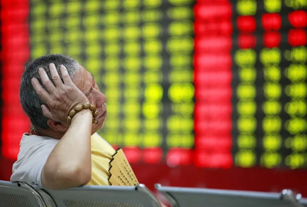 Китайский Инвестор Отдыхает Перед Экраном Показывающим Цены Акции Красный Роста — стоковое фото