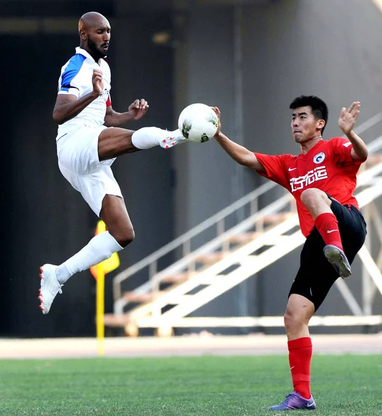 Nicolas Anelka Von Shanghai Shenhua Links Fordert Einen Spieler Von — Stockfoto