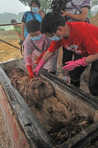 Trabalhadores Escavar Uma Múmia Túmulo Antigo Dinastia Ming 1368 1644 — Fotografia de Stock