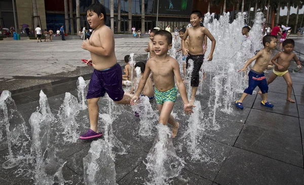 Дети Играют Водой Охладить Себя Жаркий День Фонтана Городе Шэньчжэнь — стоковое фото