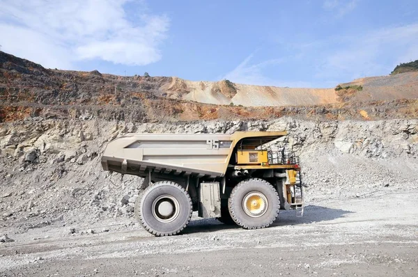Ein Bergbaulastwagen Transportiert Kupfererze Der Tagebaugrube Der Kupfergesellschaft Jiangxi Der — Stockfoto