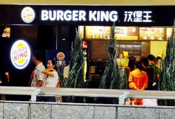 2011年7月28日 在中国上海的汉堡王餐厅 顾客被看到 — 图库照片
