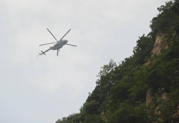 Mentőhelikopter Repül Terület Által Elpusztított Erősségű Földrengés Yiliang Megye Zhaotong — Stock Fotó