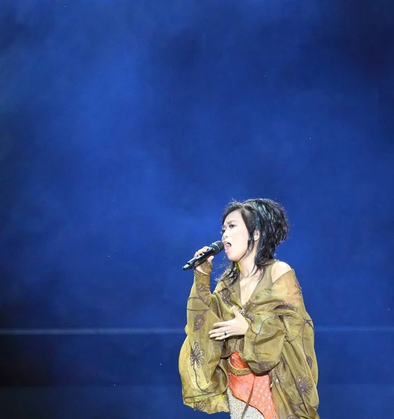 Tchajwanského Zpěvačka Chyi Provádí Během Rock Records 30Th Anniversary Koncert — Stock fotografie