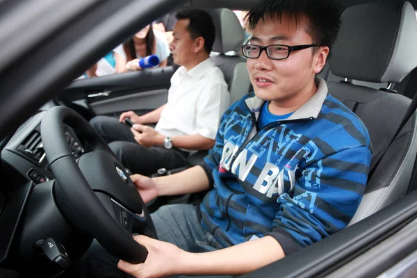 Переможець Сонг Чанцзян Керує Автомобілем Bmw Після Перемоги Змаганні Витривалість — стокове фото