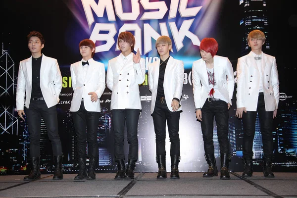 韓国ポップ グループ ビーストのメンバー 香港で開催された ポップ フェスティバル ミュージック バンク コンサートの記者会見に出席 6月23日2012 — ストック写真