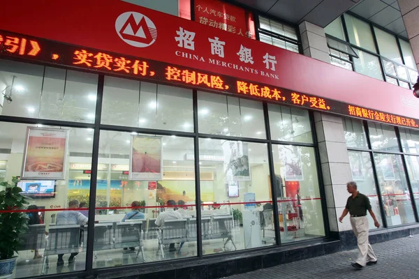 Peatón Pasa Por Una Sucursal Del Banco Comerciantes China Cmb —  Fotos de Stock