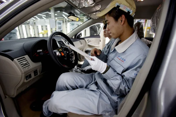 Китайские Рабочие Проверяют Автомобиль Toyota Сборочной Линии Автозаводе Toyota Тяньцзине — стоковое фото