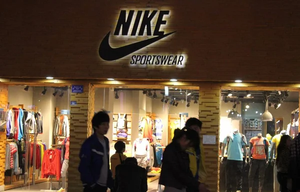 Pedestres Passam Por Uma Loja Nike Cidade Shiyan Província Central — Fotografia de Stock