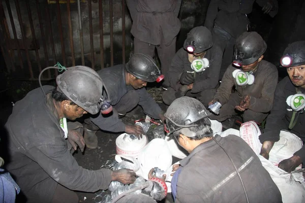 2012年9月10日 中国西南部四川省万源市发生煤矿瓦斯爆炸事故 11人被困井下 救援人员在事故现场看到 — 图库照片