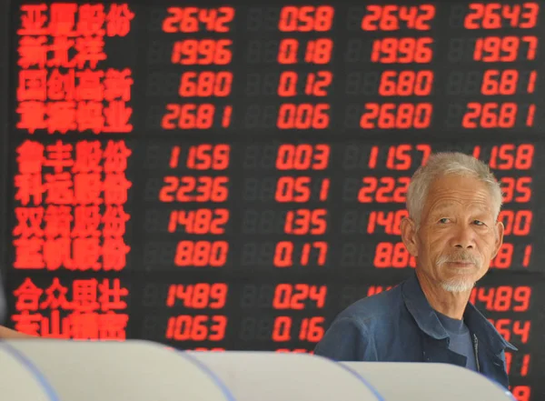 Inversor Chino Mira Frente Una Pantalla Que Muestra Los Precios —  Fotos de Stock
