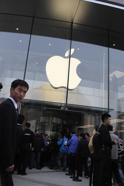 Clientes Fazem Fila Para Entrar Apple Store Rua Comercial Wangfujing — Fotografia de Stock