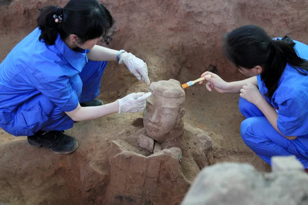 2012年6月9日 中国考古学家在中国西北部陕西省西安市秦始皇兵马坑一号坑中发掘出一名陶器战士 — 图库照片