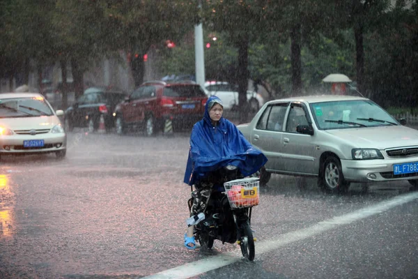 Rowerzysta Jeździ Zalanych Drogach Podczas Ciężkich Opadów Tianjin Chiny Lipca — Zdjęcie stockowe