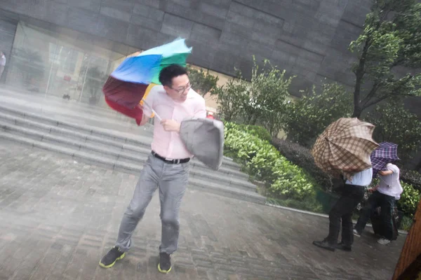 Peatones Valientes Viento Fuerte Fuertes Lluvias Causadas Por Tifón Haikui — Foto de Stock