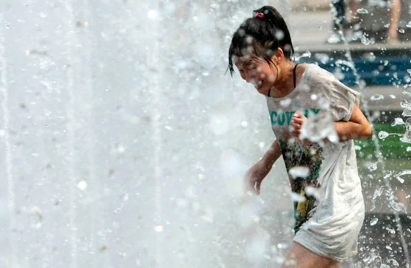 Uma Jovem Brinca Com Água Para Refrescar Uma Fonte Dia — Fotografia de Stock