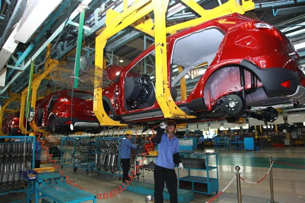 Trabajadores Fábricas Chinas Ensamblan Automóviles Línea Montaje Una Planta Automóviles — Foto de Stock