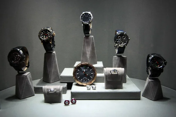 手表于2012年5月29日在中国上海的格拉夫钻石店出售 — 图库照片